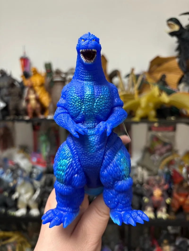 这三款万代哥斯拉软胶造型霸气，纹理刻画细腻，配色大胆吸睛，做工扎实手感好，完美还原怪兽威慑力，是哥斯拉爱好者收藏把玩的优质好物。