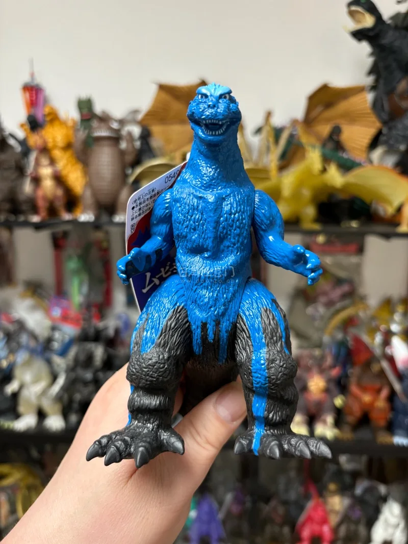 这三款万代哥斯拉软胶造型霸气，纹理刻画细腻，配色大胆吸睛，做工扎实手感好，完美还原怪兽威慑力，是哥斯拉爱好者收藏把玩的优质好物。