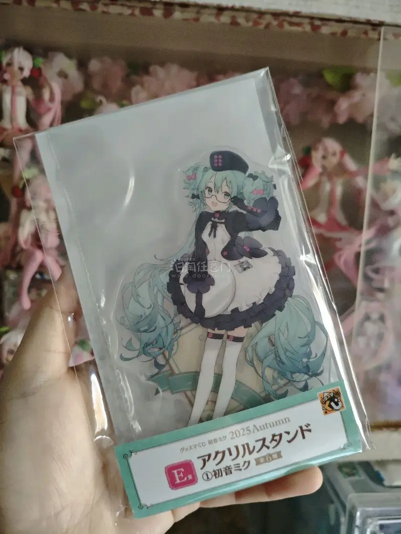 这次购买也是很快的就到了，上新的新系列的毛绒也是速速到手，还有从来没有见过的亚克力卡片系列，也是一次把全套买回家。这个在国内还没有见过，很欣喜。
立牌毛绒卡片就是葱葱人的最爱。
立牌也是全套购买到手，收藏人狂喜。
