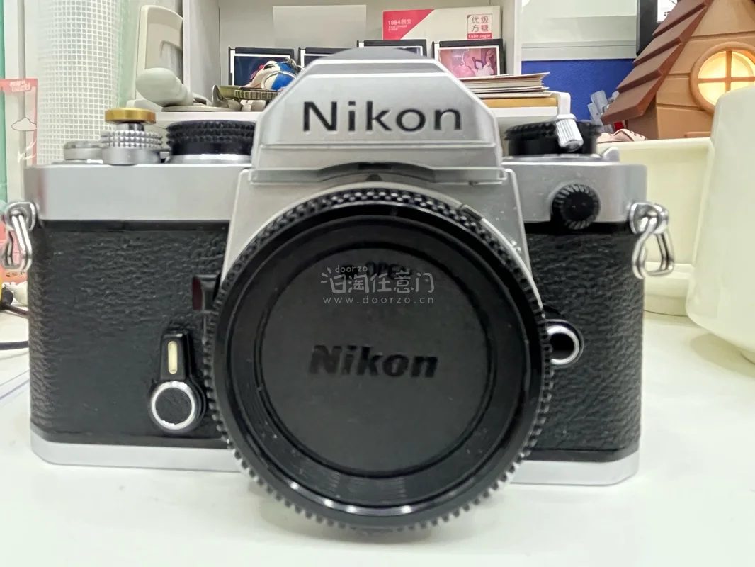 不到5600日元的价格，淘到了三花版尼康FM。卖家没有描述功能好不好，拿的还是比较忐忑。到手之后发现测光准得很，功能没问题，底部的瑕疵瑕不掩瑜，安全下车。