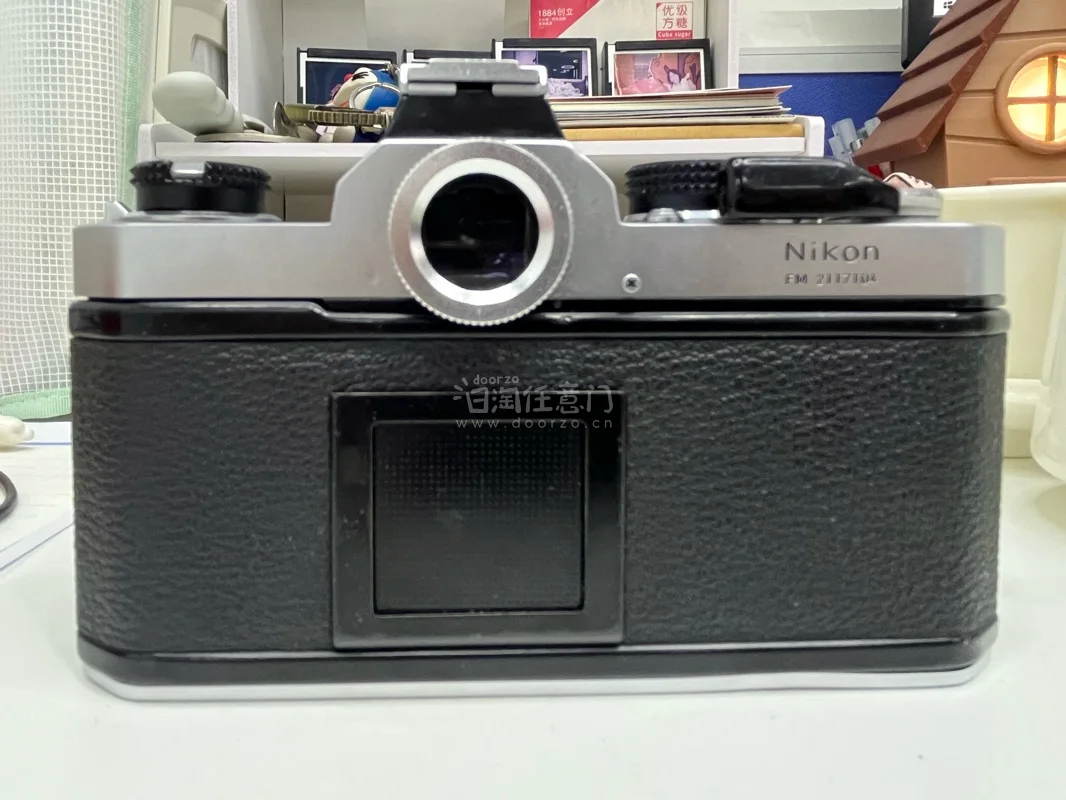 不到5600日元的价格，淘到了三花版尼康FM。卖家没有描述功能好不好，拿的还是比较忐忑。到手之后发现测光准得很，功能没问题，底部的瑕疵瑕不掩瑜，安全下车。