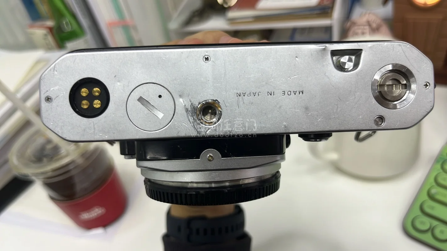 不到5600日元的价格，淘到了三花版尼康FM。卖家没有描述功能好不好，拿的还是比较忐忑。到手之后发现测光准得很，功能没问题，底部的瑕疵瑕不掩瑜，安全下车。