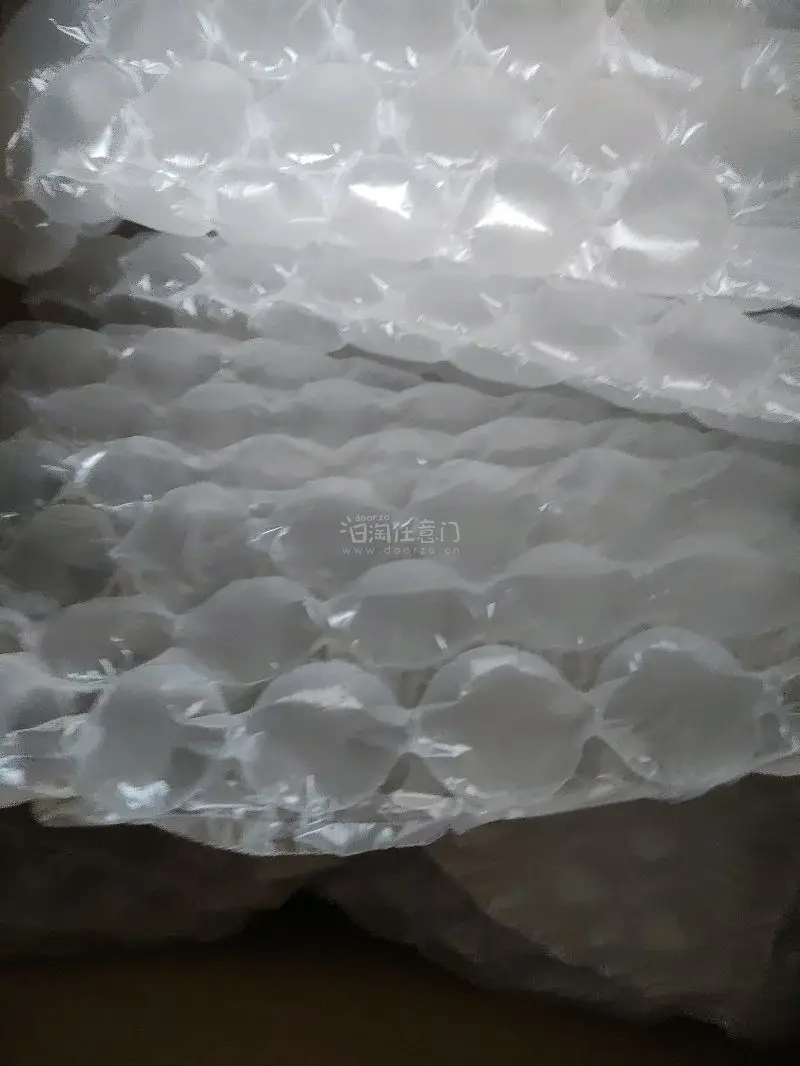 购买了九张桌垫，收到了非常大的箱子，里面有非常多的气泡膜保护，非常安全，挖煤姬非常好用！发货速度很快！