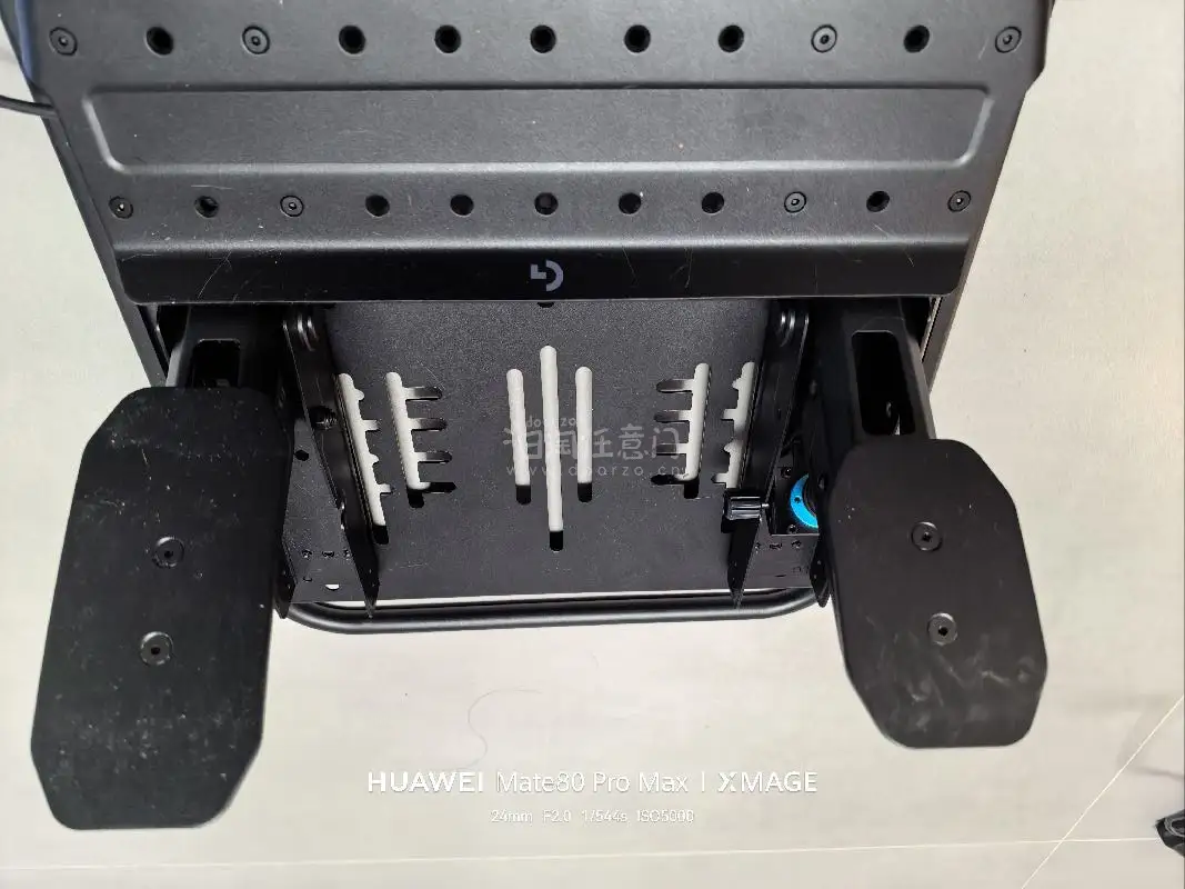Logicool G RS PEDALS踏板终于到手了！日版原装的品质真的没话说，从包装到产品细节都能看出用心。踏板的金属结构很厚重，完全没有廉价的塑料感，踩感调校得非常精准，刹车的渐进感和油门的线性度都无可挑剔，玩模拟赛车的时候能精准控制每一次刹车和油门，沉浸感直...