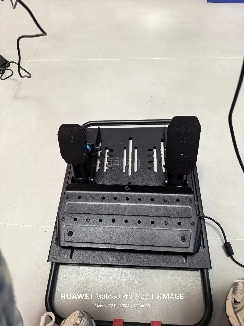 Logicool G RS PEDALS踏板终于到手了！日版原装的品质真的没话说，从包装到产品细节都能看出用心。踏板的金属结构很厚重，完全没有廉价的塑料感，踩感调校得非常精准，刹车的渐进感和油门的线性度都无可挑剔，玩模拟赛车的时候能精准控制每一次刹车和油门，沉浸感直...