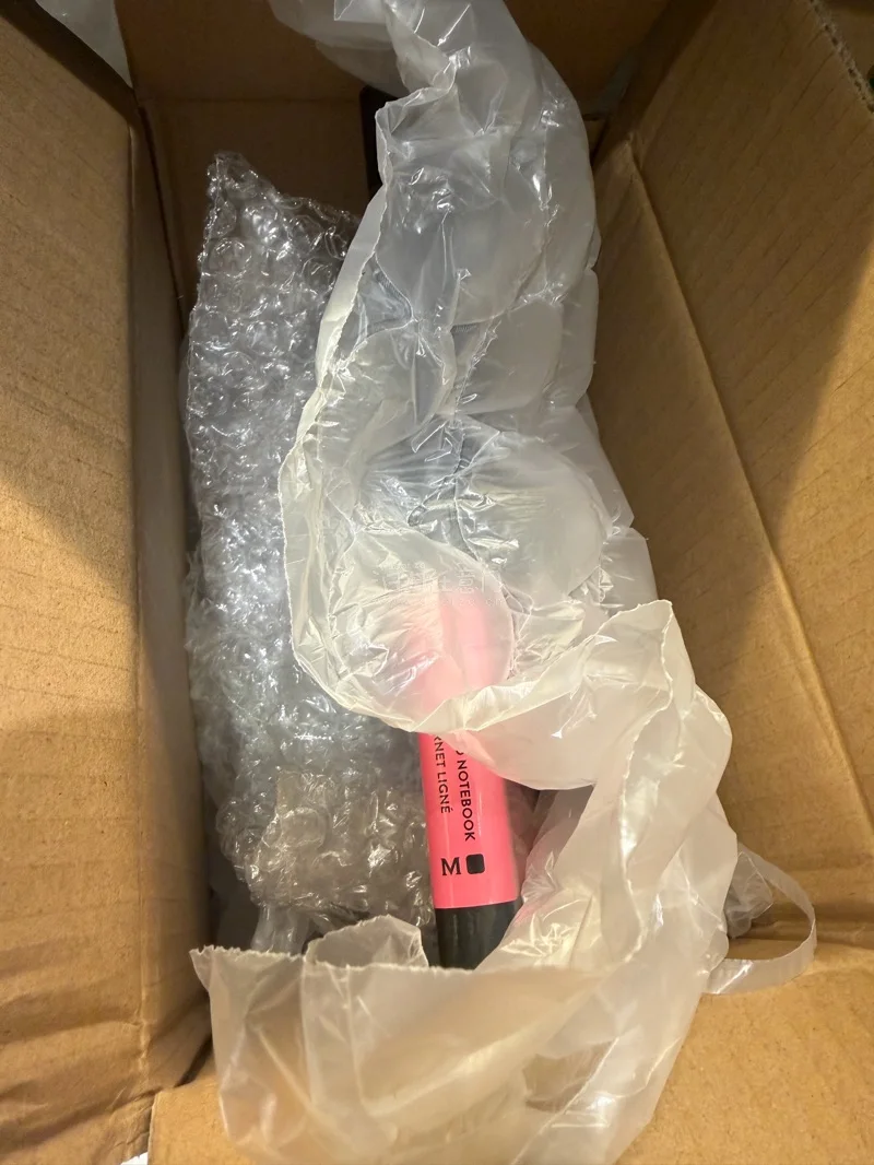     这次在挖煤姬淘到的宝贝也太惊喜啦！找了好久的Moleskine与《美少女战士》的联名笔记本和《樱桃小丸子》便签，包装裹得超严实，气泡膜裹了好几层，到手的笔记本四个角角完全没磕碰。挖煤姬的物流效率也很在线，转运过程全程可查，价格比国内代购划算太多，二次元爱好者...