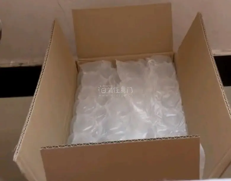 包裹的很严实，盒子也没有撞角和折痕，很快速不到半个月就到了，清关也很快，走的竹蜻蜓也不用操心。买的也是好价，很美丽的三日月，总体很满意。