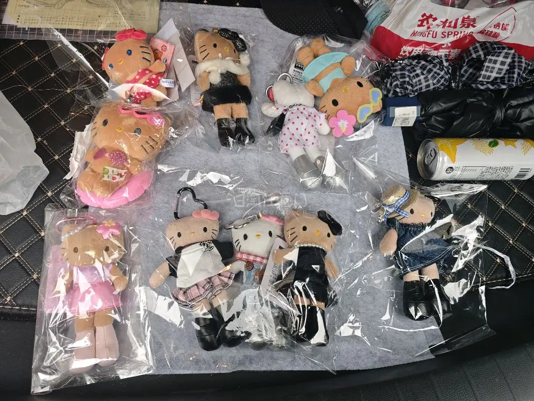 终于收到啦 这次的造型每一只都很喜欢 明明之前还不是很能get长腿 哈哈哈 对比之前的长腿这个更瘦小一些些~ 最喜欢白皮黑蓝格子制服和豹纹、牛仔裙这两只黑皮 大家最喜欢哪一只呀