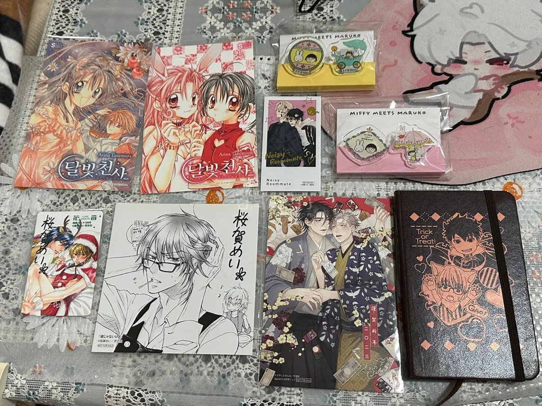 这次切到的两对小丸子夹子！超级可爱～还有两张韩版种村有菜绝美明信片，童年中影响我的男神cp们嘻嘻～其中有冤种室友小卡，樱贺明老师的稀有贵贵滴读书卡和黑白明信片！专务老师的绝美和服明信片和猫田老师的太过分系列手账本！太开心了感谢挖煤姬