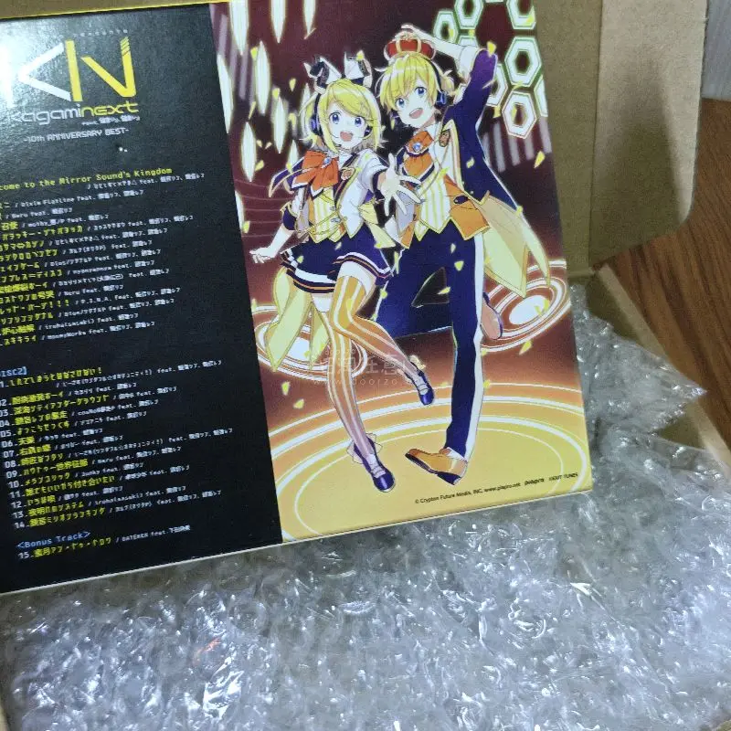 终于在挖煤姬蹲到镜音双子十周年CD了。挖煤姬就是可以日淘日本东西的软件，用起来还挺方便的。EXIT TUNES PRESENTS Kagaminext feat.顺利到手，包装也很严实，没有磕碰