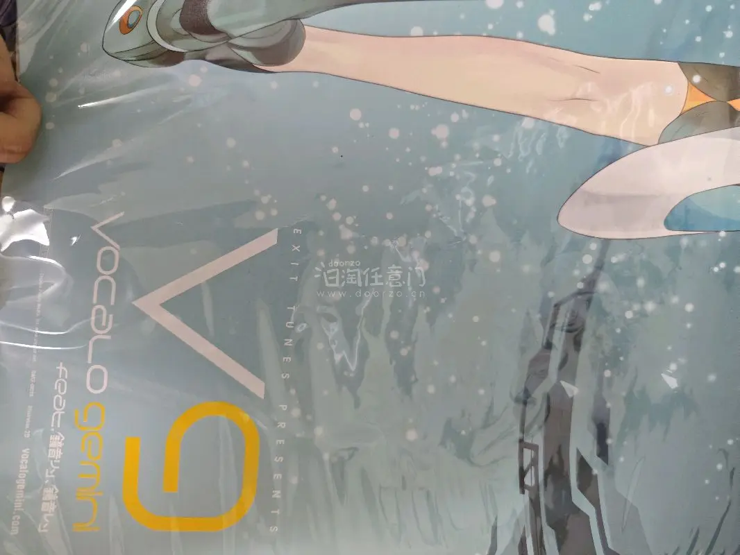 在挖煤机上淘到一张镜音双子的海报，品相还不错，包装也挺稳妥，特别好看。看着熟悉的双子，又想起以前追V家的日子，简简单单的小开心。