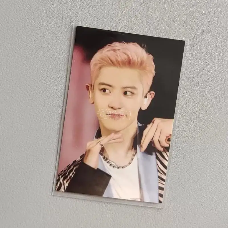 在挖煤姬蹲到了梦情韩娱小卡，品相绝了一点瑕疵都没有，卡面色彩还原超棒，爱豆细节都看得清清楚楚。物流选了EPL路线十几天就到，清关无压力，包装层层加固，摆卡册里直接C位，海淘太值了！