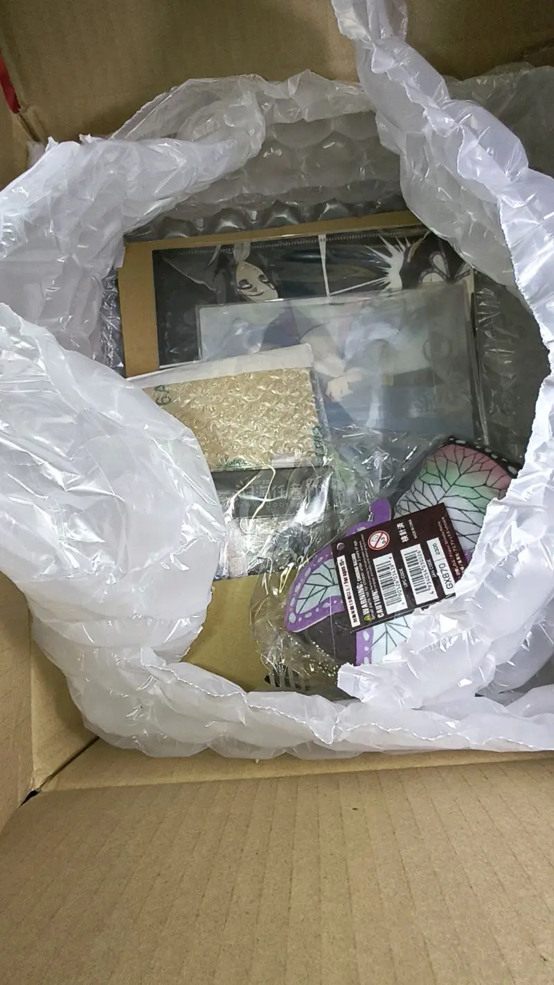 妈呀！一打开就是超级多的泡沫纸！感谢挖煤姬细心包装^_^ 这一箱买了鬼灭之刃相关的谷子，不得不感卖家打包的都很好，价格也比国内便宜很多！谁敢信这么一大箱运费才三十几块钱！