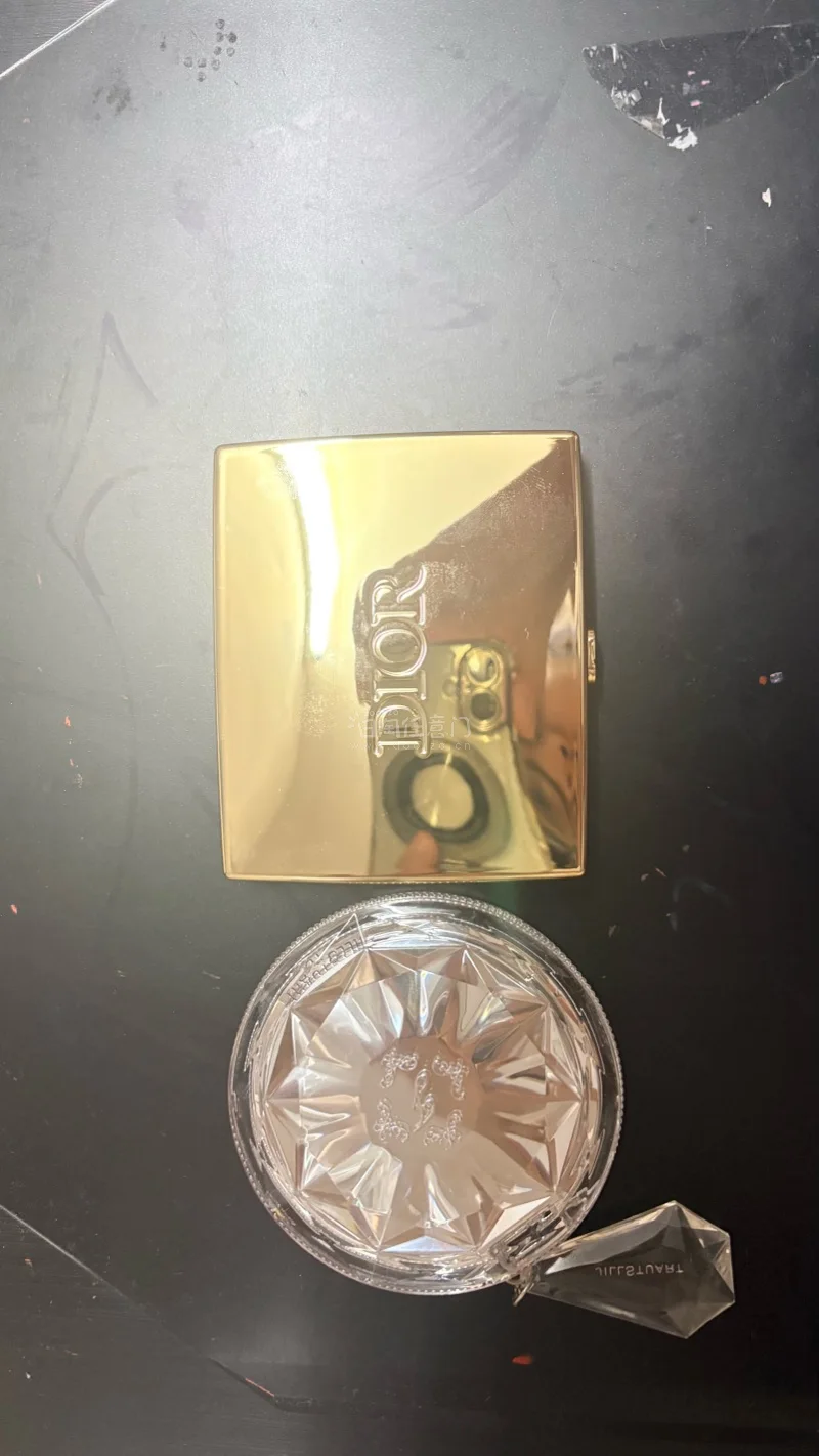 欢迎春天的到来，看樱花去～
这是第一次用挖煤姬，买了两个眼影，都是很适合春秋的颜色～很满意～都是大热的色号
物流选择了epl，时效很快，合箱大概用了4 天，一星期就拿到了，有 90天的免费仓储期，可以慢慢买了～