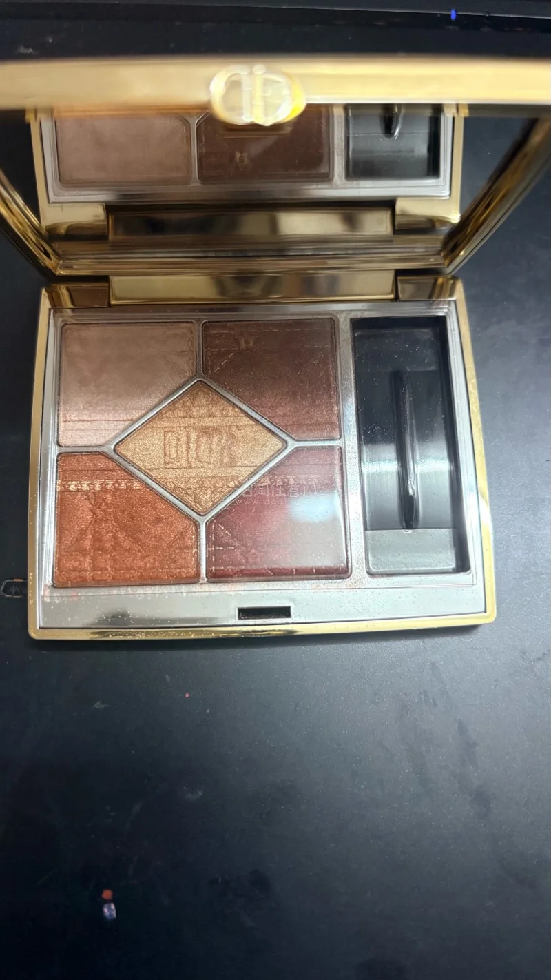 欢迎春天的到来，看樱花去～
这是第一次用挖煤姬，买了两个眼影，都是很适合春秋的颜色～很满意～都是大热的色号
物流选择了epl，时效很快，合箱大概用了4 天，一星期就拿到了，有 90天的免费仓储期，可以慢慢买了～