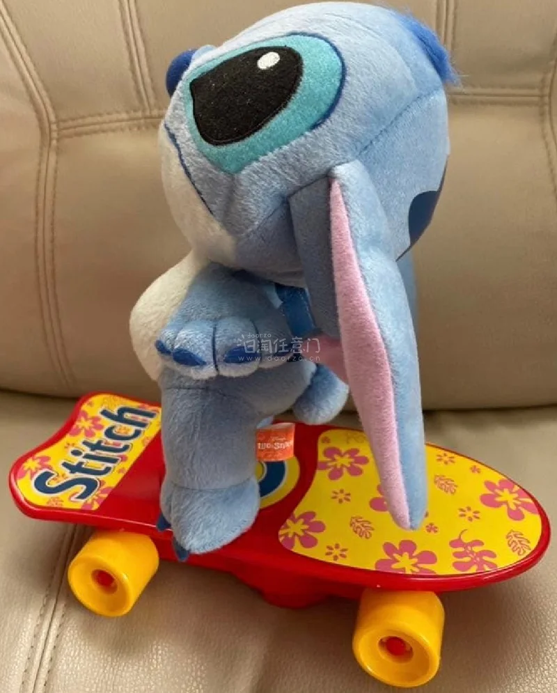 在挖煤机入手的史迪仔滑板玩偶太惊喜啦！造型还原度超高，植绒手感软糯细腻，滑板配件精致可滑动，表情俏皮灵动。包装严实无破损，物流靠谱，正品质感拉满，性价比绝了，史迪仔爱好者闭眼冲！