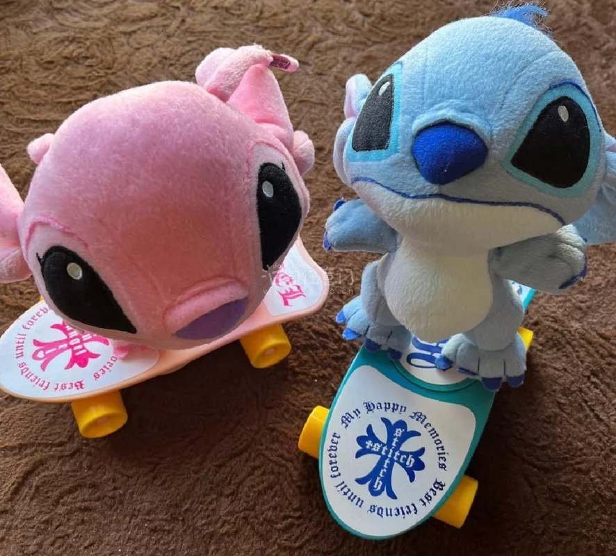 在挖煤机入手的史迪仔滑板玩偶太惊喜啦！造型还原度超高，植绒手感软糯细腻，滑板配件精致可滑动，表情俏皮灵动。包装严实无破损，物流靠谱，正品质感拉满，性价比绝了，史迪仔爱好者闭眼冲！