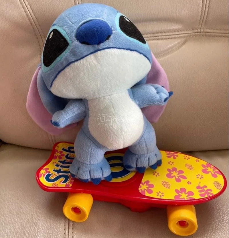 在挖煤机入手的史迪仔滑板玩偶太惊喜啦！造型还原度超高，植绒手感软糯细腻，滑板配件精致可滑动，表情俏皮灵动。包装严实无破损，物流靠谱，正品质感拉满，性价比绝了，史迪仔爱好者闭眼冲！