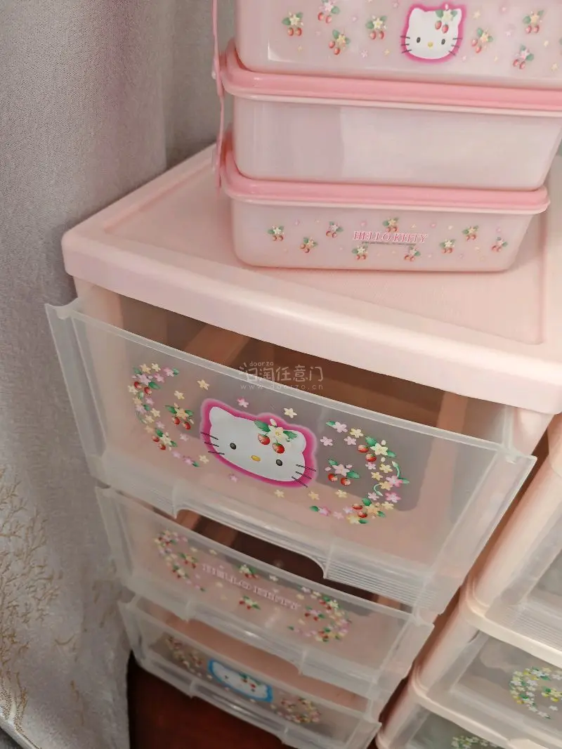 日淘任意门挖煤姬是一个非常好用的购物平台，界面清晰，可以很方便得搜到想要的东西，这次主要购买了kitty的三层收纳箱，体积比较大走的是海运线，也非常顺利地到手了，到手包装得非常严实没有损坏，以后也会继续支持日淘任意门