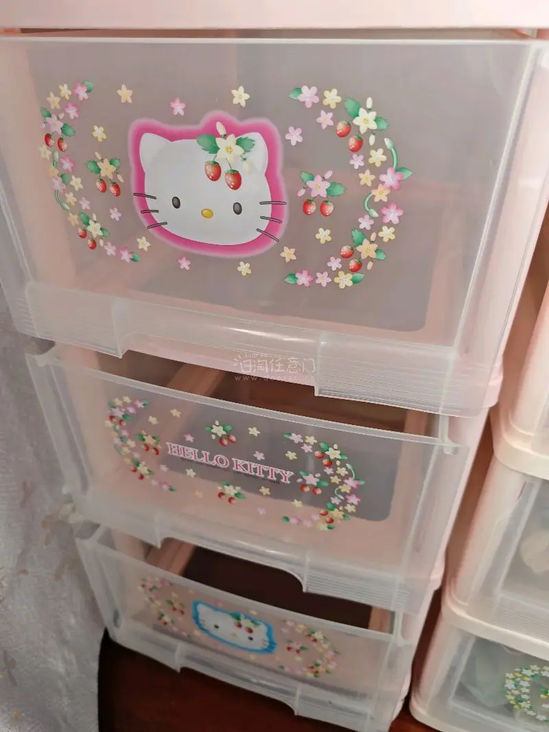 日淘任意门挖煤姬是一个非常好用的购物平台，界面清晰，可以很方便得搜到想要的东西，这次主要购买了kitty的三层收纳箱，体积比较大走的是海运线，也非常顺利地到手了，到手包装得非常严实没有损坏，以后也会继续支持日淘任意门