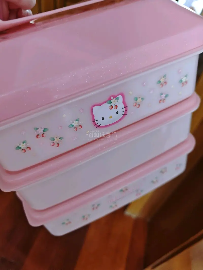 日淘任意门挖煤姬是一个非常好用的购物平台，界面清晰，可以很方便得搜到想要的东西，这次主要购买了kitty的三层收纳箱，体积比较大走的是海运线，也非常顺利地到手了，到手包装得非常严实没有损坏，以后也会继续支持日淘任意门