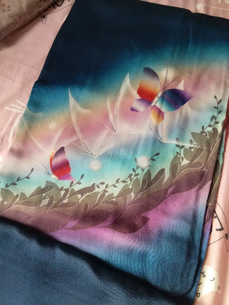 百分百的羊毛大衣，保暖性非常的强，版型非常基础，可以适配jk。买了两件很特别的和服，孔雀蓝的这一件非常的梦幻，这个小蝴蝶，期待改成旗袍之后的效果，紫色的那一款描金也特别的漂亮，牡丹花很好看。
走的海运，半个多月就到了，包装非常的好，也没有破损。海运运费很便宜，非常的...