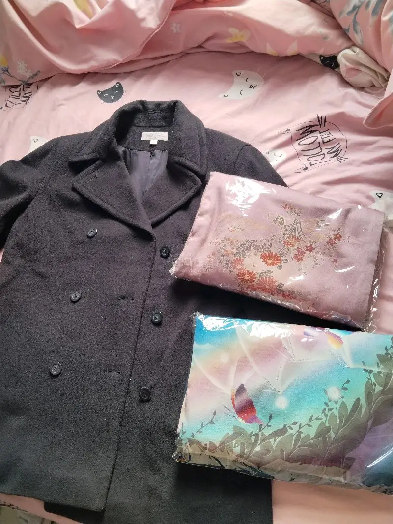百分百的羊毛大衣，保暖性非常的强，版型非常基础，可以适配jk。买了两件很特别的和服，孔雀蓝的这一件非常的梦幻，这个小蝴蝶，期待改成旗袍之后的效果，紫色的那一款描金也特别的漂亮，牡丹花很好看。
走的海运，半个多月就到了，包装非常的好，也没有破损。海运运费很便宜，非常的...