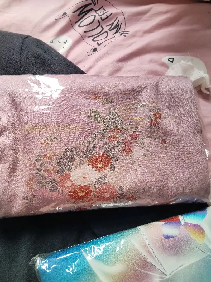 百分百的羊毛大衣，保暖性非常的强，版型非常基础，可以适配jk。买了两件很特别的和服，孔雀蓝的这一件非常的梦幻，这个小蝴蝶，期待改成旗袍之后的效果，紫色的那一款描金也特别的漂亮，牡丹花很好看。
走的海运，半个多月就到了，包装非常的好，也没有破损。海运运费很便宜，非常的...