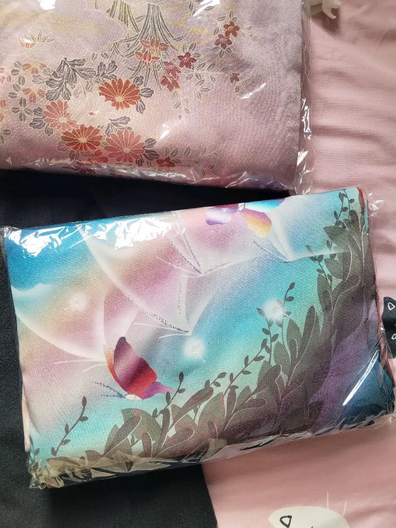 百分百的羊毛大衣，保暖性非常的强，版型非常基础，可以适配jk。买了两件很特别的和服，孔雀蓝的这一件非常的梦幻，这个小蝴蝶，期待改成旗袍之后的效果，紫色的那一款描金也特别的漂亮，牡丹花很好看。
走的海运，半个多月就到了，包装非常的好，也没有破损。海运运费很便宜，非常的...