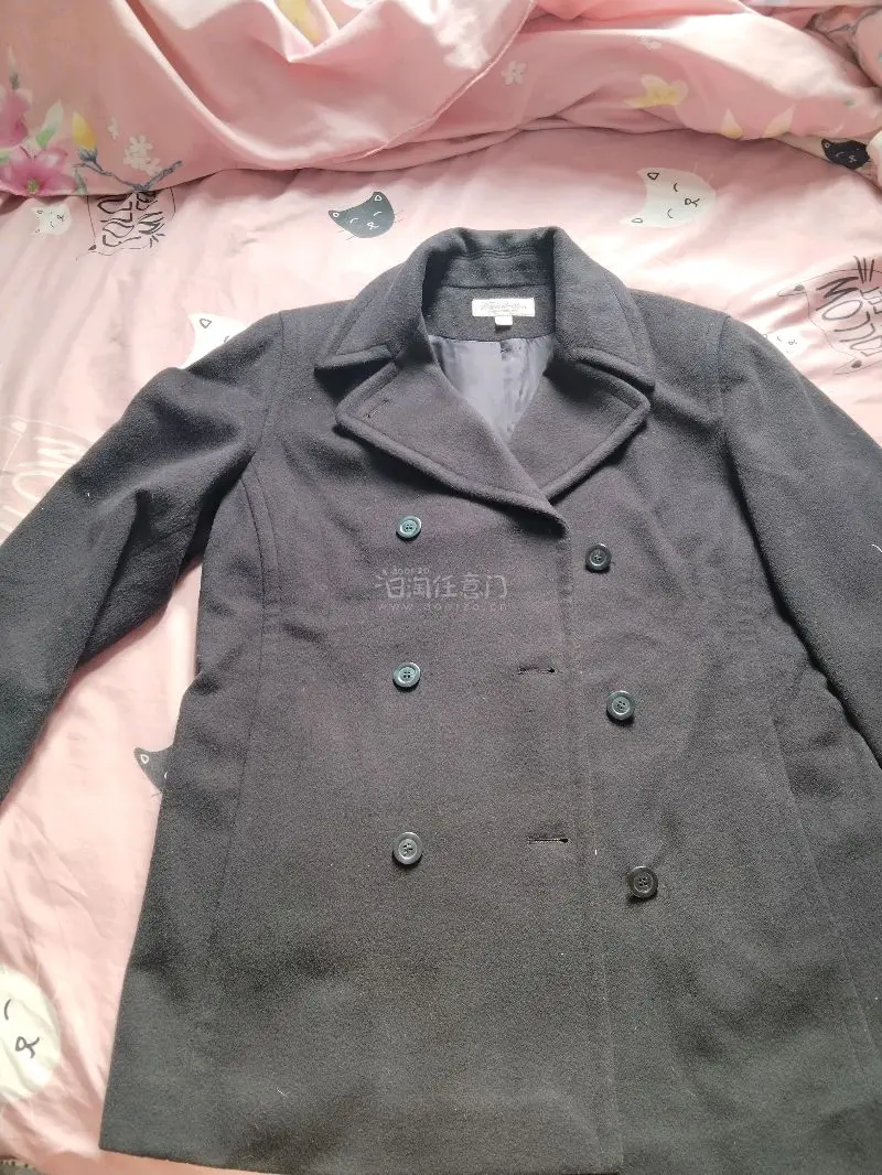 百分百的羊毛大衣，保暖性非常的强，版型非常基础，可以适配jk。买了两件很特别的和服，孔雀蓝的这一件非常的梦幻，这个小蝴蝶，期待改成旗袍之后的效果，紫色的那一款描金也特别的漂亮，牡丹花很好看。
走的海运，半个多月就到了，包装非常的好，也没有破损。海运运费很便宜，非常的...