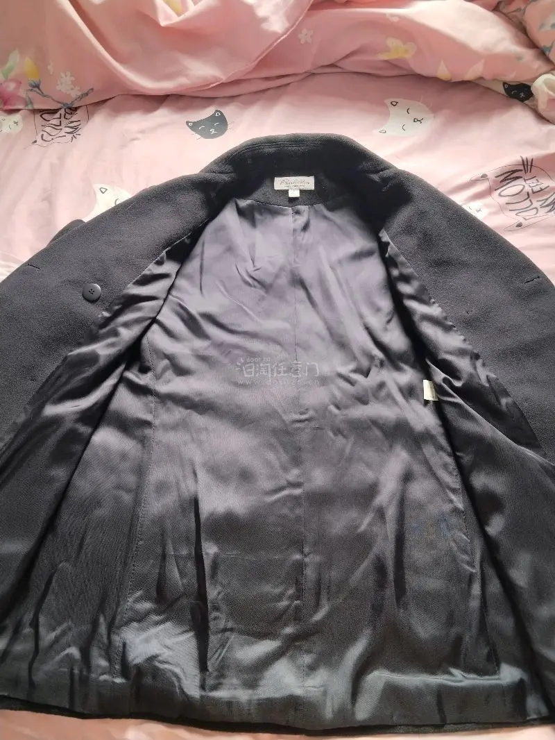 百分百的羊毛大衣，保暖性非常的强，版型非常基础，可以适配jk。买了两件很特别的和服，孔雀蓝的这一件非常的梦幻，这个小蝴蝶，期待改成旗袍之后的效果，紫色的那一款描金也特别的漂亮，牡丹花很好看。
走的海运，半个多月就到了，包装非常的好，也没有破损。海运运费很便宜，非常的...