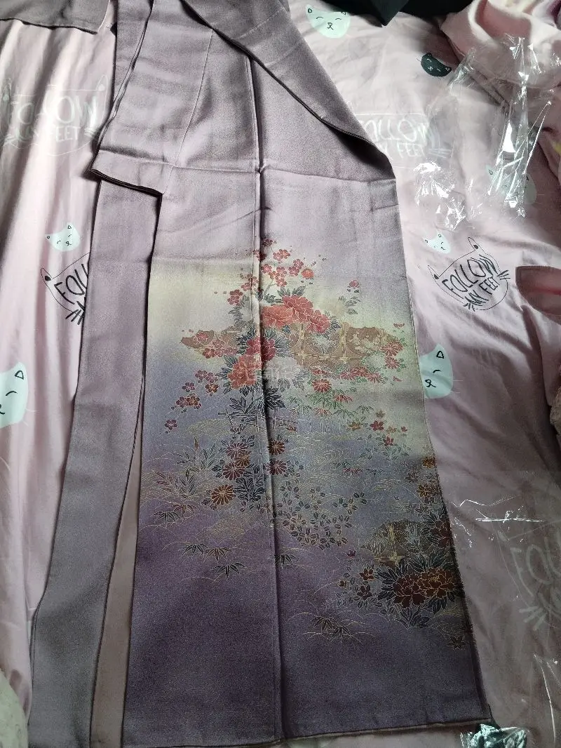 百分百的羊毛大衣，保暖性非常的强，版型非常基础，可以适配jk。买了两件很特别的和服，孔雀蓝的这一件非常的梦幻，这个小蝴蝶，期待改成旗袍之后的效果，紫色的那一款描金也特别的漂亮，牡丹花很好看。
走的海运，半个多月就到了，包装非常的好，也没有破损。海运运费很便宜，非常的...