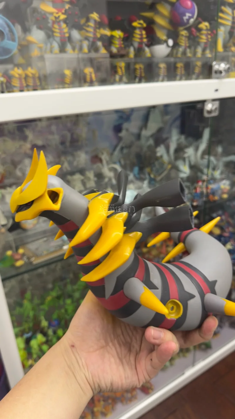 这次掏了个很残的一番赏大鬼龙，一到手，运输还断了个角和刺，翅膀也全是断的，马上动手修复，完美修复好，还有各种周边，鼻涕熊的毛绒，整体都很好很喜欢