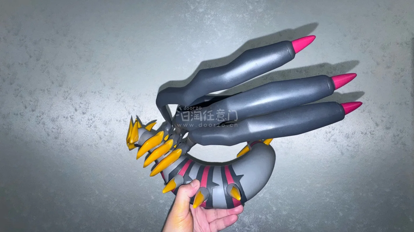 这次掏了个很残的一番赏大鬼龙，一到手，运输还断了个角和刺，翅膀也全是断的，马上动手修复，完美修复好，还有各种周边，鼻涕熊的毛绒，整体都很好很喜欢