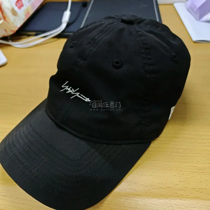 这款帽子版型超正，做工精细没有多余线头，戴上百搭又显气质，尺寸大小合适，性价比很高，物流也快，非常满意，推荐入手！