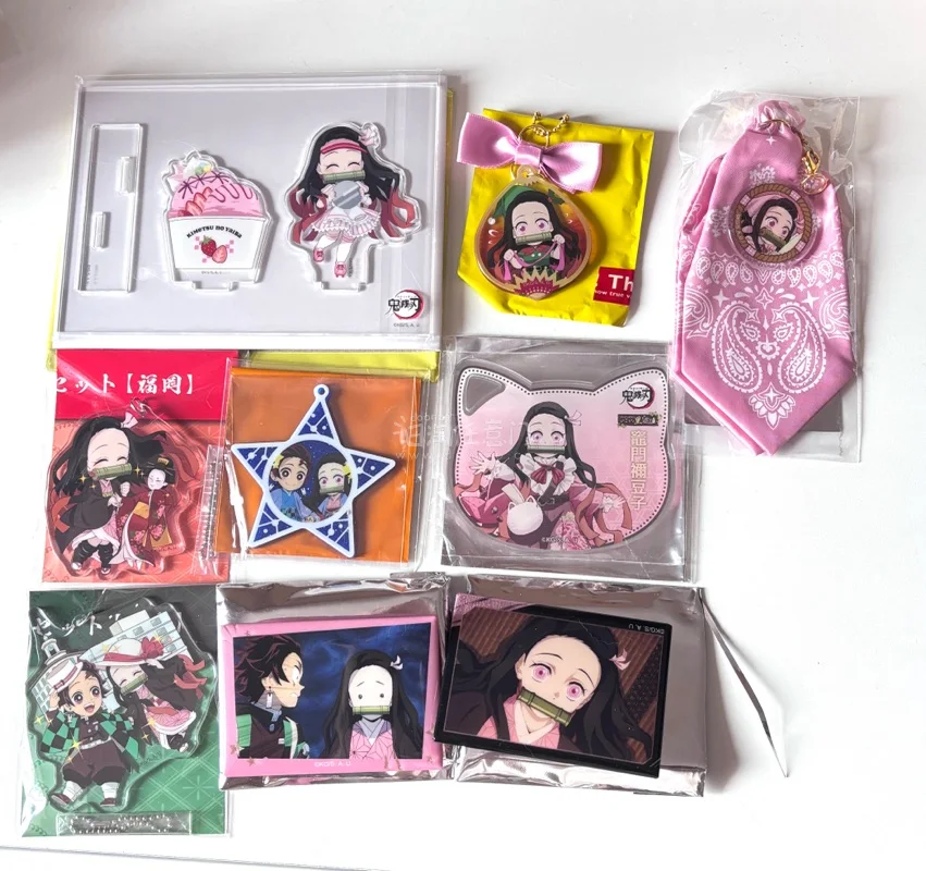 救命！谁能拒绝这么可爱的炭治郎和祢豆子啊！！刚拆完快递就来激情分享了！炭治郎和弥豆子的冰淇淋立牌真的萌到我失语！冰淇淋店员款拿着甜筒笑的样子，我直接心化了！小熊果篮款提着满满一篮水果，软乎乎的，亚克力质感绝了，透光度也好，摆在桌上拍照巨出片！
祢豆子的猫耳杯垫粉粉嫩...