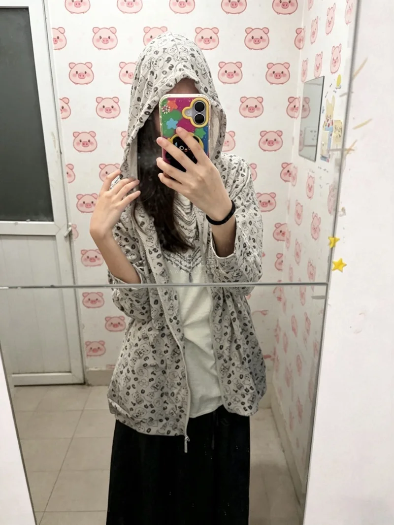 快来看我海淘的小猪牌外套和刺绣上衣呀！真的萌哭我了！！一整个惊呼！
用挖煤姬还是非常方便的，新手小宝也可以很快速上手~特别友好，还包含砍价服务，并且时不时有优惠券可以使用！
我寄衣服因为是多件，且不着急，所以走了海运，会更划算！推荐哦