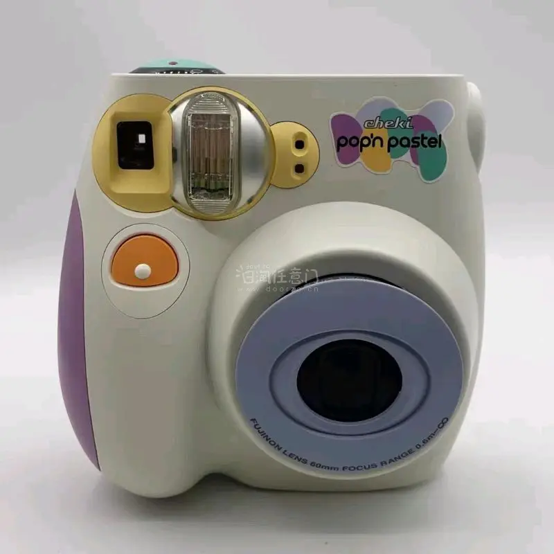 这是富士instax mini 7 pop&amp;#39;n pastel限定款拍立得，奶白撞紫的软萌配色，操作简单，一键定格日系温柔瞬间，是少女心满满的复古宝藏款。雅虎日拍淘到的，成色非常新，仅拆未使用。