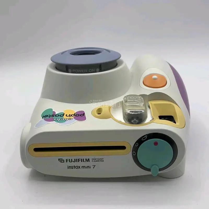 这是富士instax mini 7 pop&amp;#39;n pastel限定款拍立得，奶白撞紫的软萌配色，操作简单，一键定格日系温柔瞬间，是少女心满满的复古宝藏款。雅虎日拍淘到的，成色非常新，仅拆未使用。
