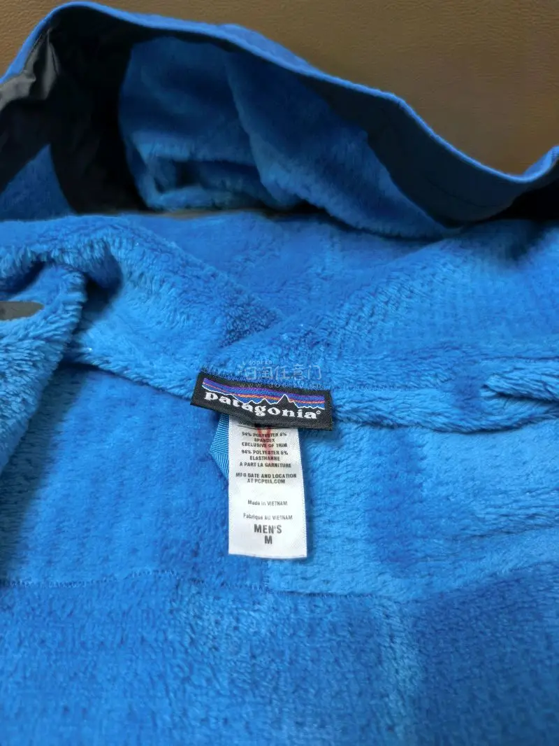 除了有点破损小瑕疵外，其他几乎是全新的成色，确实靠谱，捡到漏了，平台速度还是挺快的，衣服停产也是可惜了，内里抓绒很舒服
