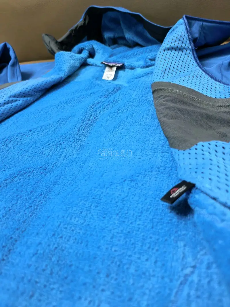 除了有点破损小瑕疵外，其他几乎是全新的成色，确实靠谱，捡到漏了，平台速度还是挺快的，衣服停产也是可惜了，内里抓绒很舒服
