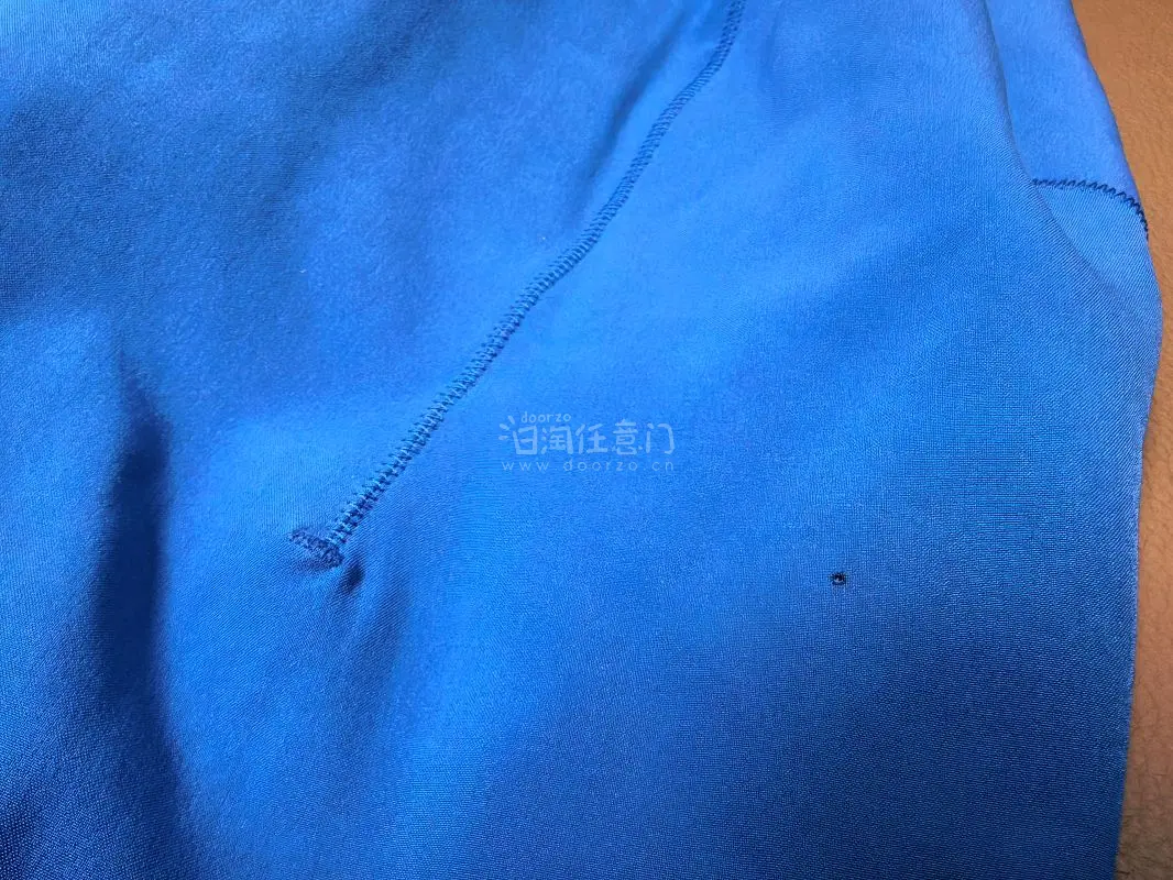 除了有点破损小瑕疵外，其他几乎是全新的成色，确实靠谱，捡到漏了，平台速度还是挺快的，衣服停产也是可惜了，内里抓绒很舒服
