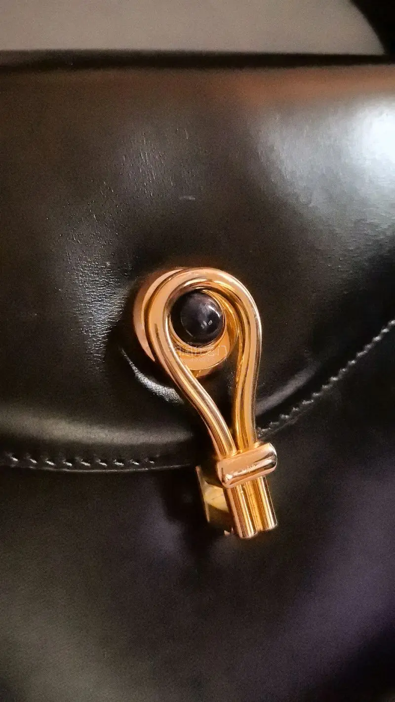 非常漂亮的款式！之前买过一个收纳包.石头比较小.单肩包这款五金和青金石非常漂亮尺寸也大很多.与描述一致.非常好！