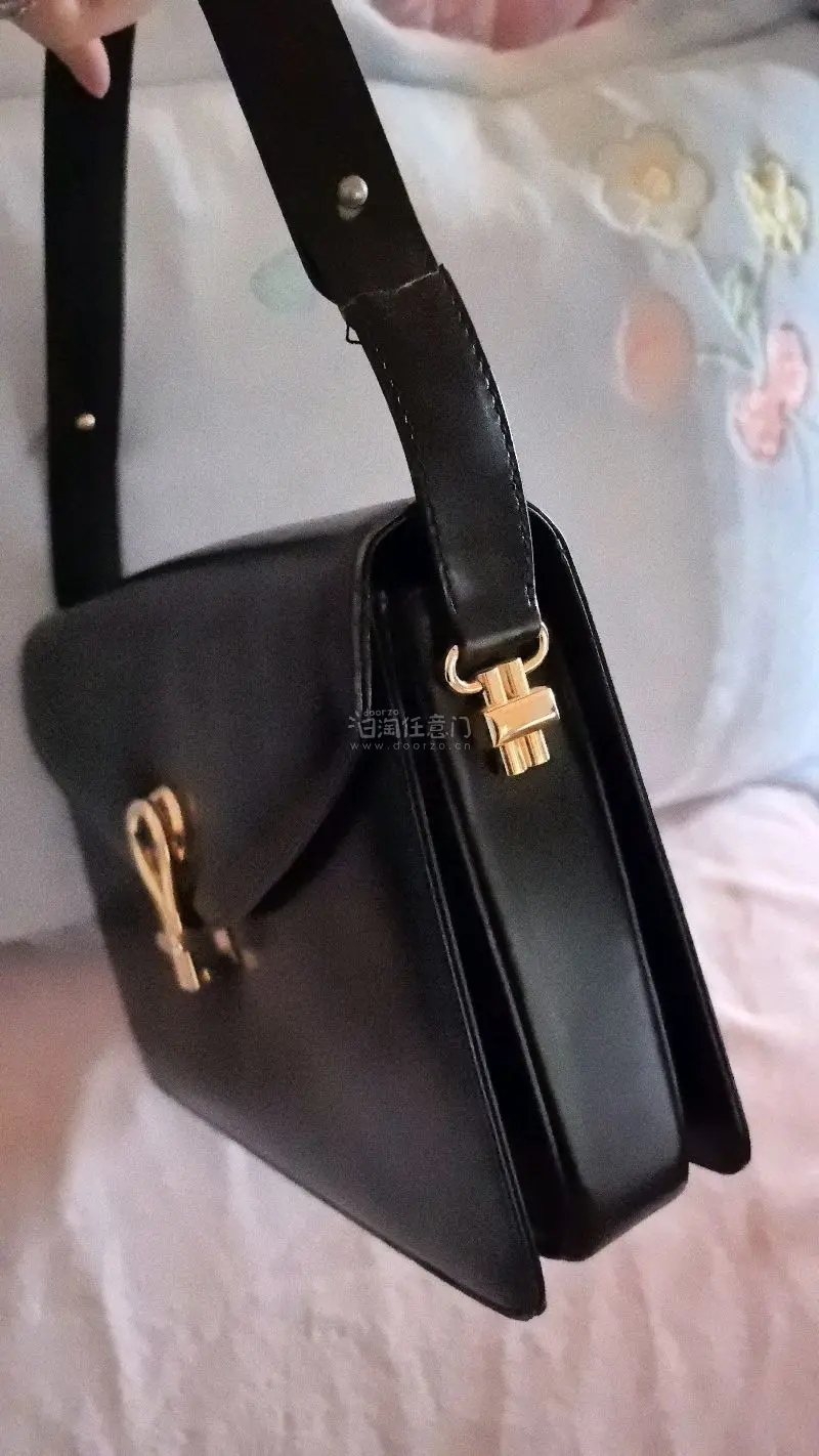 非常漂亮的款式！之前买过一个收纳包.石头比较小.单肩包这款五金和青金石非常漂亮尺寸也大很多.与描述一致.非常好！