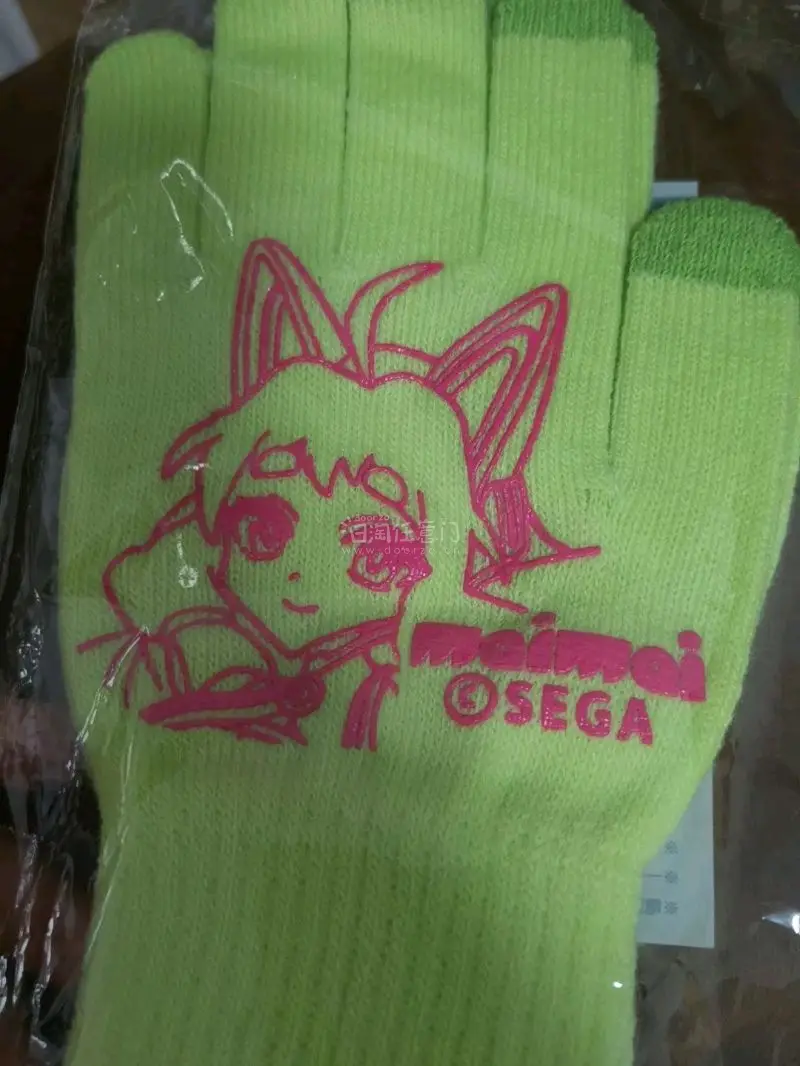 新买的舞萌cd和手套。价格实惠，到货很快，而且没有损伤，非常好的切煤，助力我打舞萌，完美，歌也非常好听！