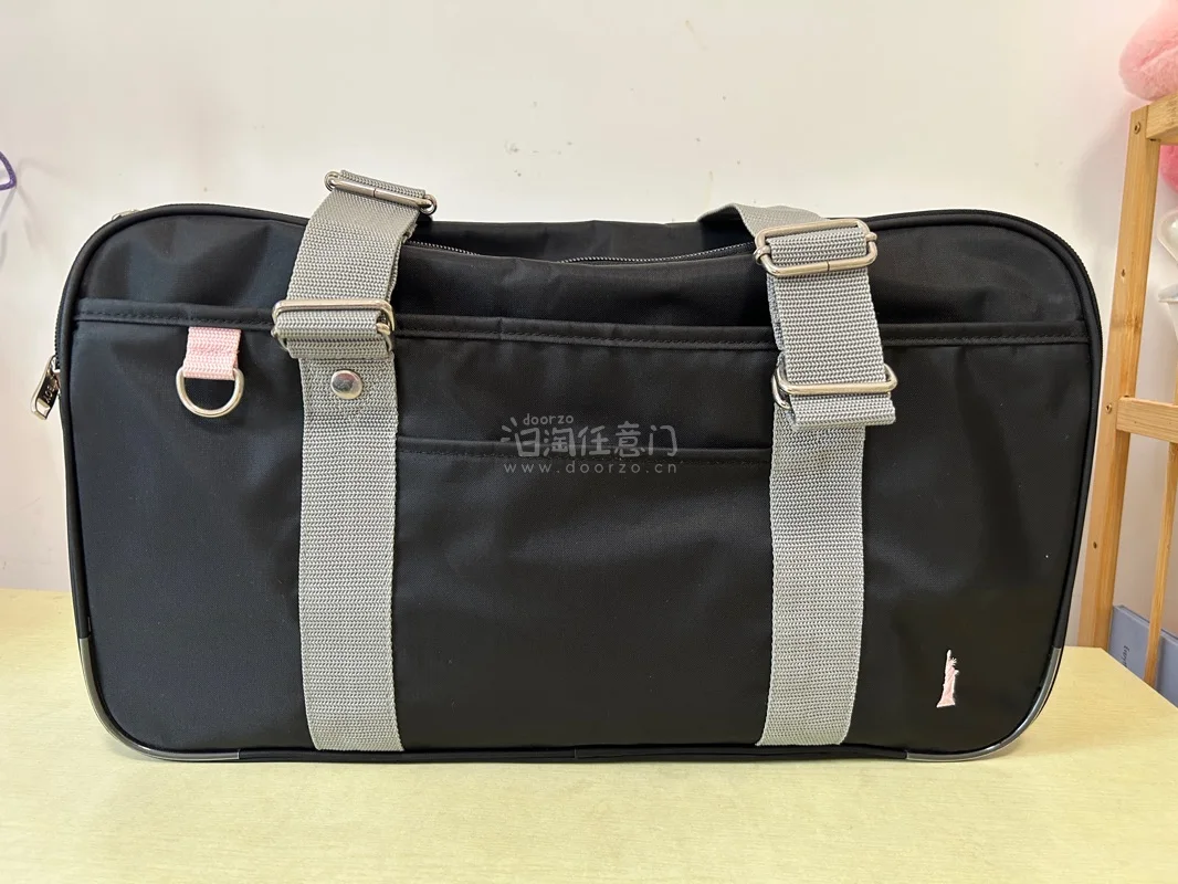 第一次在挖煤姬上买东西，购物超方便，小白也能轻松上手，全程中文界面，不用翻墙、不需要外币卡，支付宝直接付款，新手友好度拉满。而且买的包包真的太超出预期了！面料是那种高密度的防水尼龙，摸起来质感特别细腻，而且做工非常精细，缝线工整密实，完全没有多余的线头。包型挺括又不...