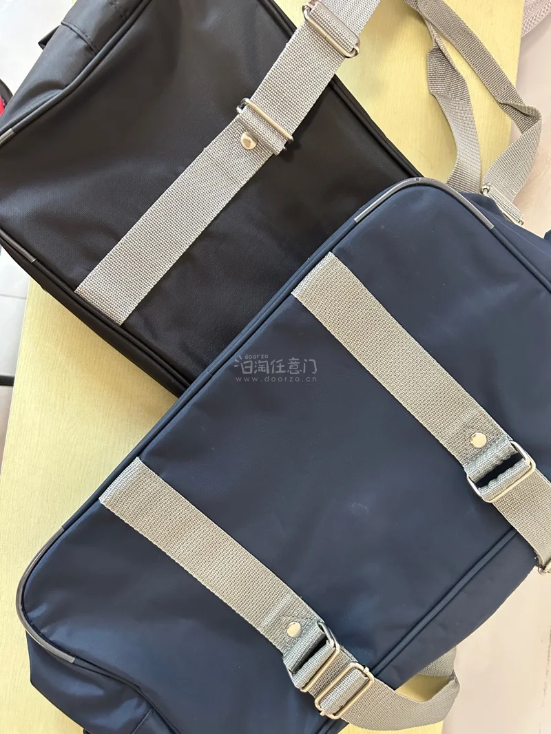 第一次在挖煤姬上买东西，购物超方便，小白也能轻松上手，全程中文界面，不用翻墙、不需要外币卡，支付宝直接付款，新手友好度拉满。而且买的包包真的太超出预期了！面料是那种高密度的防水尼龙，摸起来质感特别细腻，而且做工非常精细，缝线工整密实，完全没有多余的线头。包型挺括又不...