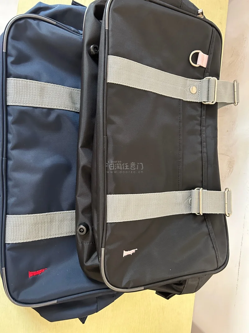 第一次在挖煤姬上买东西，购物超方便，小白也能轻松上手，全程中文界面，不用翻墙、不需要外币卡，支付宝直接付款，新手友好度拉满。而且买的包包真的太超出预期了！面料是那种高密度的防水尼龙，摸起来质感特别细腻，而且做工非常精细，缝线工整密实，完全没有多余的线头。包型挺括又不...