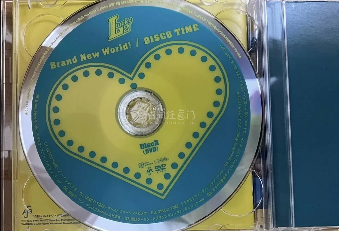 这个光碟实物超精美！闪膜封面颜值超高，印刷清晰无瑕疵，碟片音质在线，两首主打都很抓耳，性价比拉满，是很值得入手的收藏款，太满意了！包装完好无损，封面闪粉blingbling超有氛围感，成员造型元气可爱，歌曲活力满满，音质清晰，收藏价值超高，完全超出预期，强烈推荐！任...