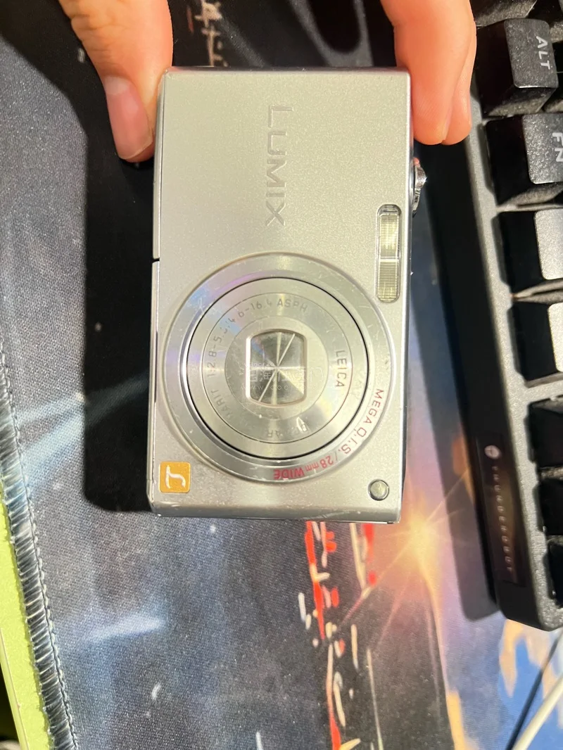 春日踏春的快乐，全靠手里的相机定格美好瞬间！在挖煤姬入手的松下DMC-FX33和富士FinePix S7000两款复古相机，简直是春日出游拍照神器，承包了我所有春日氛围感大片，狠狠爱上！
松下DMC-FX33机身小巧轻薄，单手就能轻松握持，放进口袋、包包里完全不占空...